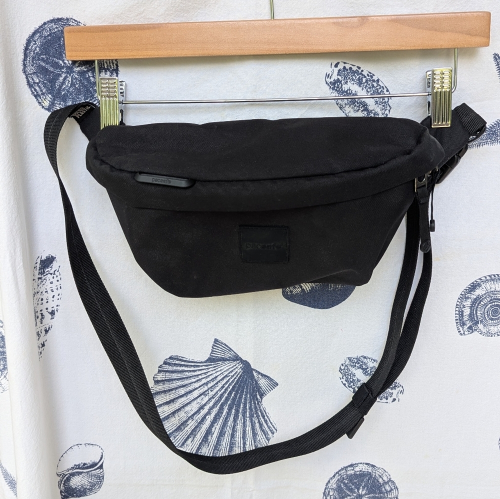 Pacsafe Go Safe Anti-theft Sling Pack 35100 Black Excellent Condition RFID